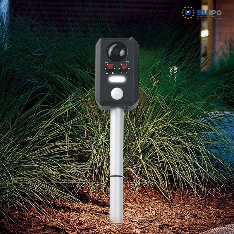 Solè Powered Rat Repeller